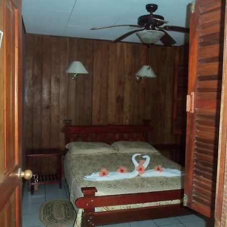 Miss Junies Lodge Tortuguero Exterior photo