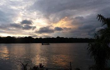 Miss Junies Lodge Tortuguero Exterior photo