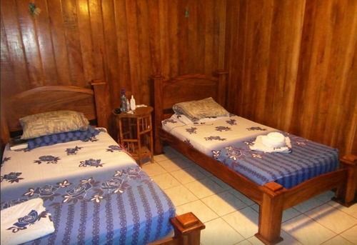 Miss Junies Lodge Tortuguero Exterior photo