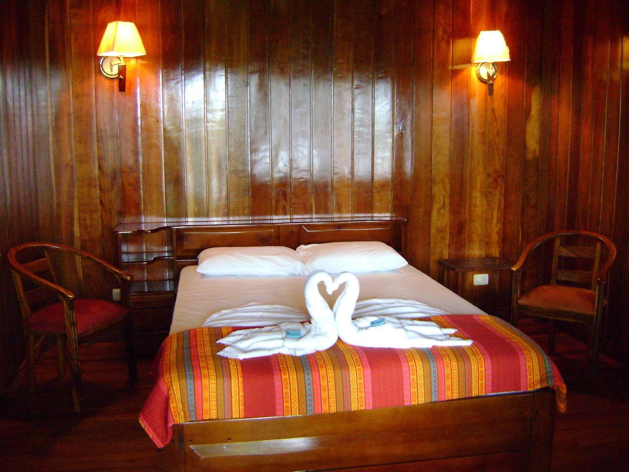 Miss Junies Lodge Tortuguero Exterior photo