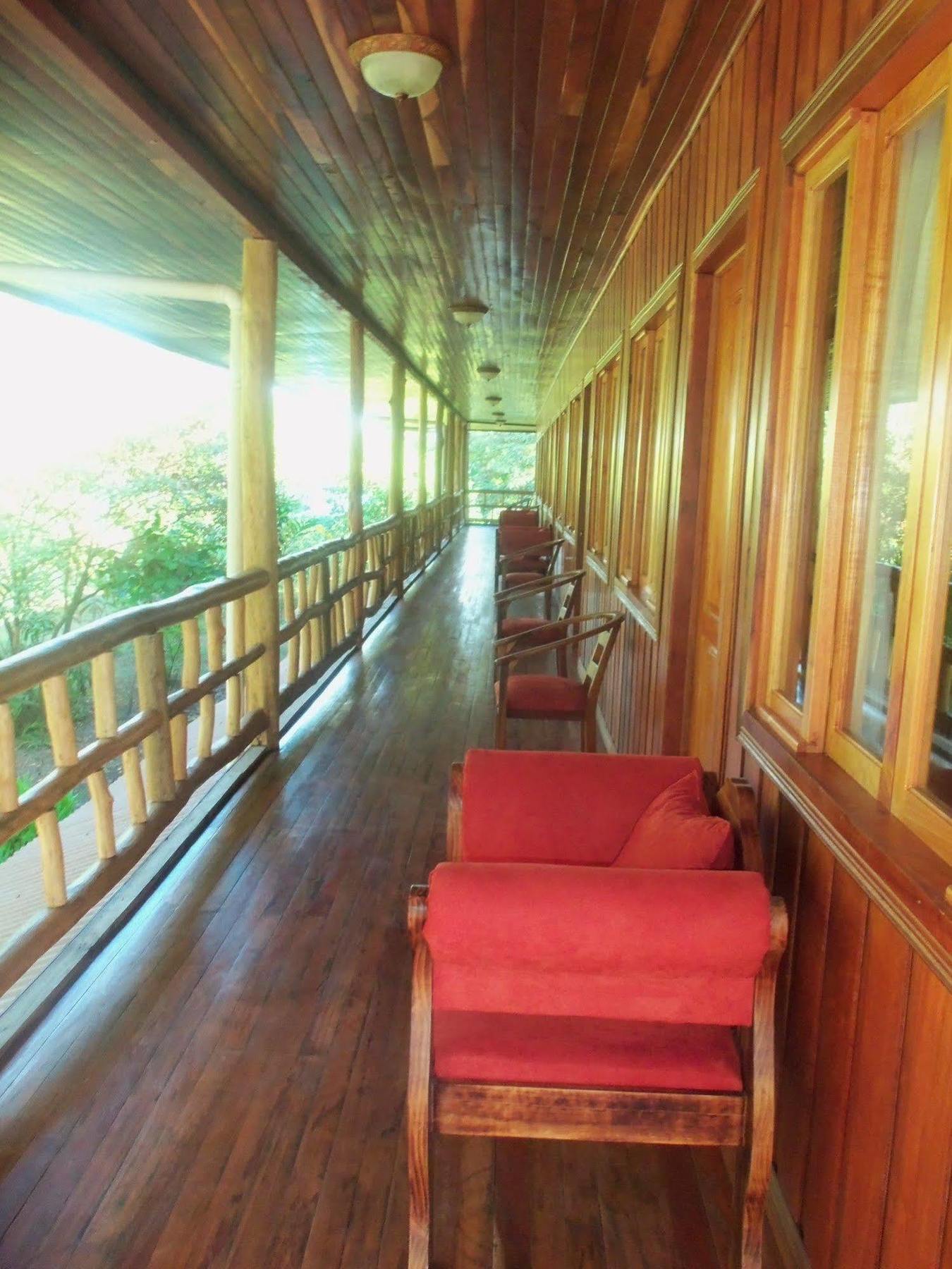 Miss Junies Lodge Tortuguero Exterior photo