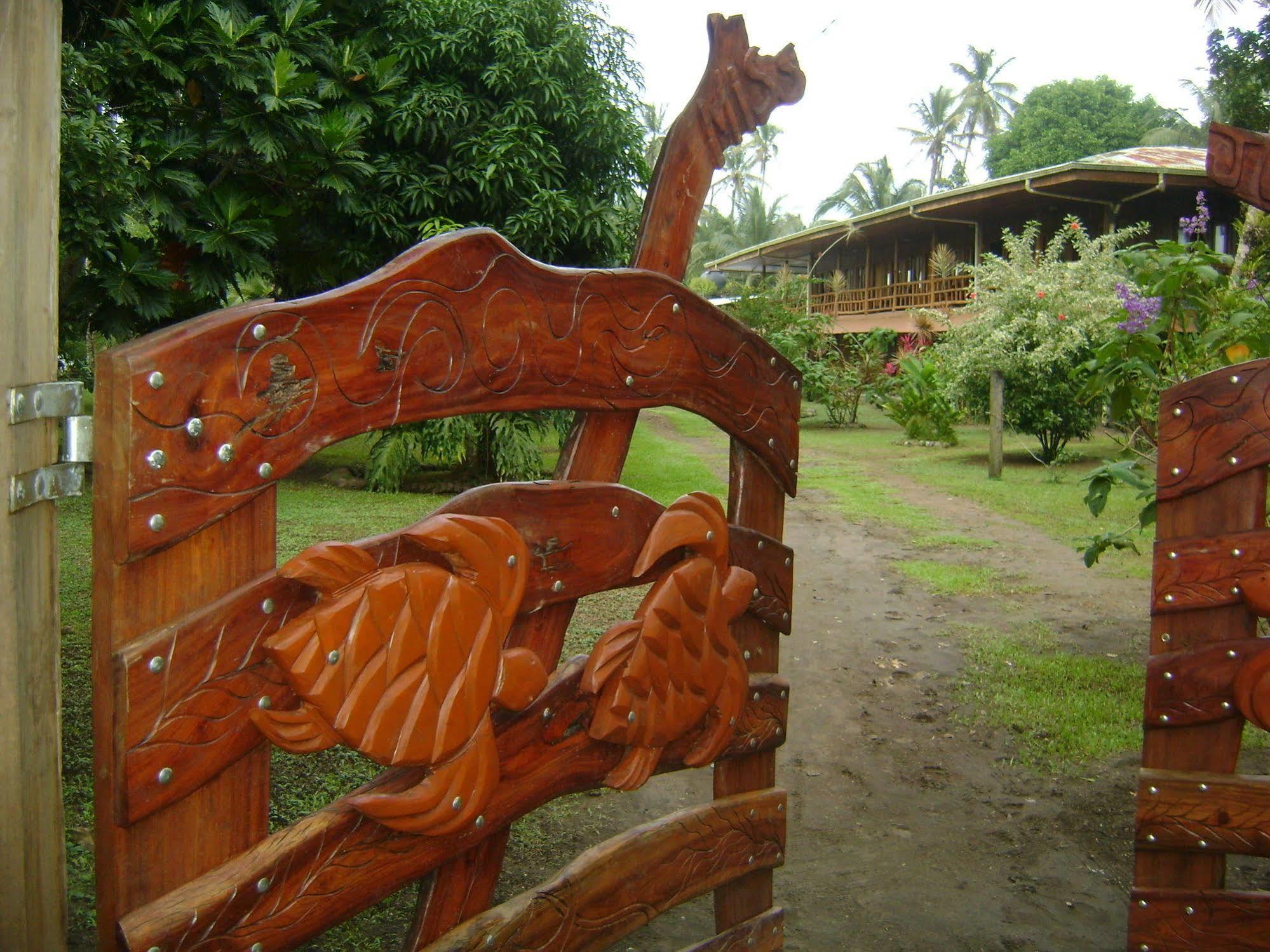 Miss Junies Lodge Tortuguero Exterior photo
